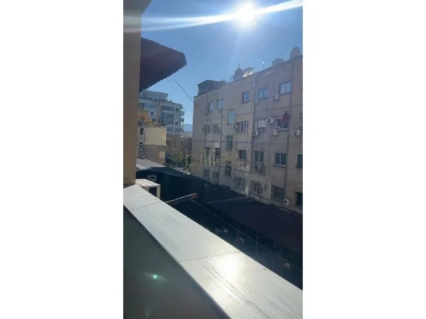 Tirane, jepet me qera apartament 2+1+Ballkon Kati 2, 80 m² 800 € (PRANE SPITALIT GJERMAN)