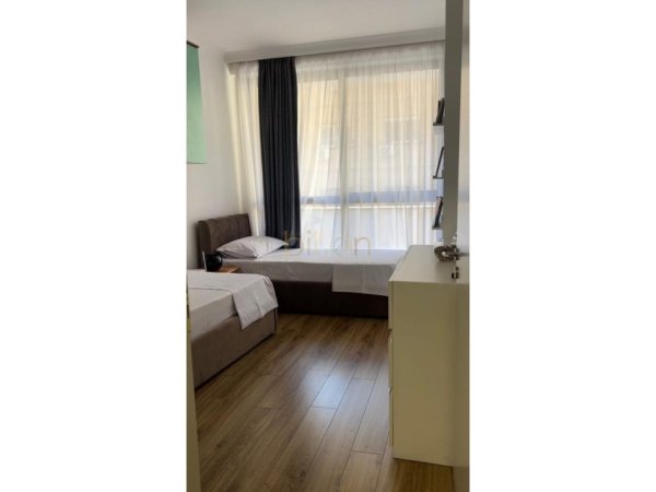 Tirane, jepet me qera apartament 2+1+Ballkon Kati 2, 80 m² 800 € (PRANE SPITALIT GJERMAN)