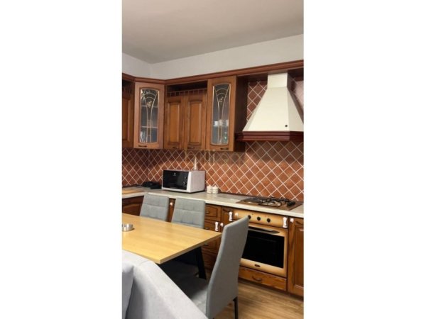 Tirane, jepet me qera apartament 2+1+Ballkon Kati 2, 80 m² 800 € (PRANE SPITALIT GJERMAN)