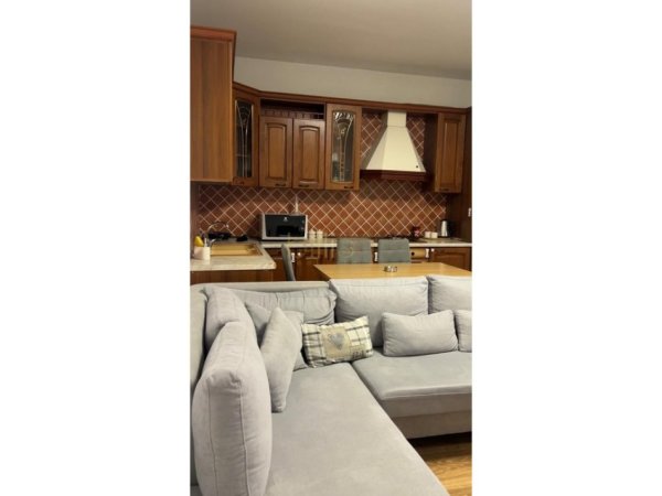 Tirane, jepet me qera apartament 2+1+Ballkon Kati 2, 80 m² 800 € (PRANE SPITALIT GJERMAN)