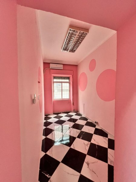 Tirane, jepet me qera zyre Kati 1, 80 m² 500 € (Bllok,ngjitur me Sky Tower)