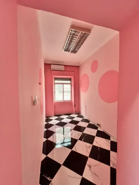 Tirane, jepet me qera zyre Kati 1, 80 m² 500 € (Bllok,ngjitur me Sky Tower)