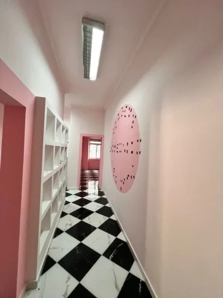 Tirane, jepet me qera zyre Kati 1, 80 m² 500 € (Bllok,ngjitur me Sky Tower)