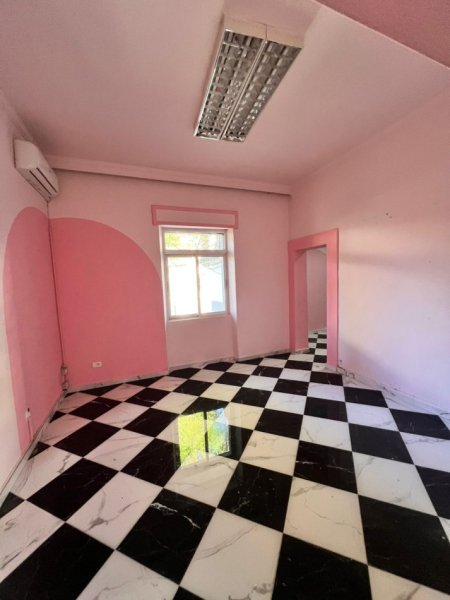 Tirane, jepet me qera zyre Kati 1, 80 m² 500 € (Bllok,ngjitur me Sky Tower)