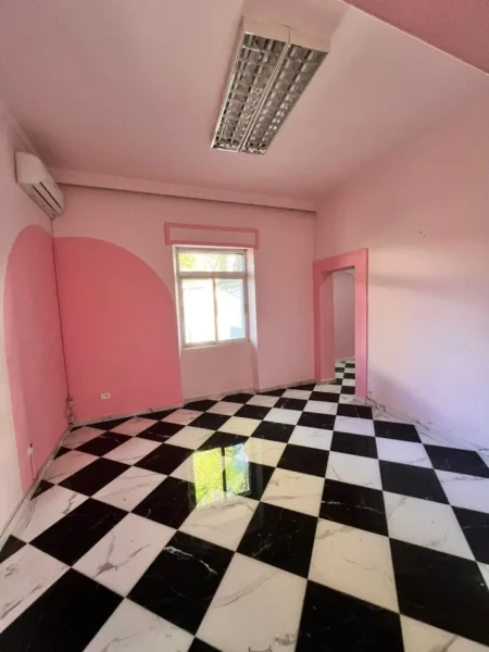 Tirane, jepet me qera zyre Kati 1, 80 m² 500 € (Bllok,ngjitur me Sky Tower)