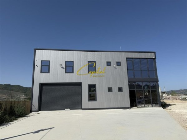 Tirane, jepet me qera magazine Kati 0, 3.600 m² 4.000 € (VAQARR)