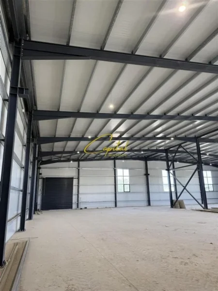 Tirane, jepet me qera magazine Kati 0, 3.600 m² 4.000 € (VAQARR)