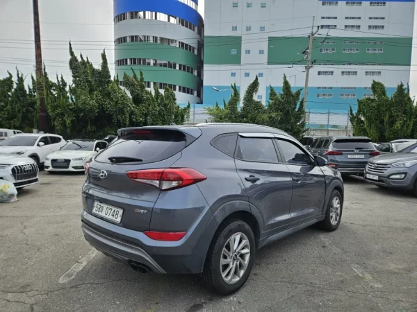 Tirane, shes SUV Hundayi Tucson 2015 2.0 TDI Nafte, gri e erret automatik 12500 €