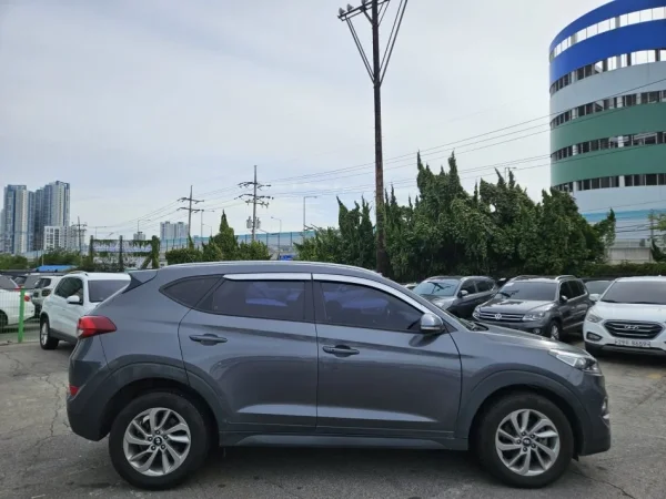 Tirane, shes SUV Hundayi Tucson 2015 2.0 TDI Nafte, gri e erret automatik 12500 €