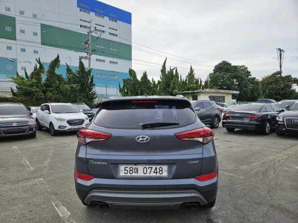 Tirane, shes SUV Hundayi Tucson 2015 2.0 TDI Nafte, gri e erret automatik 12500 €