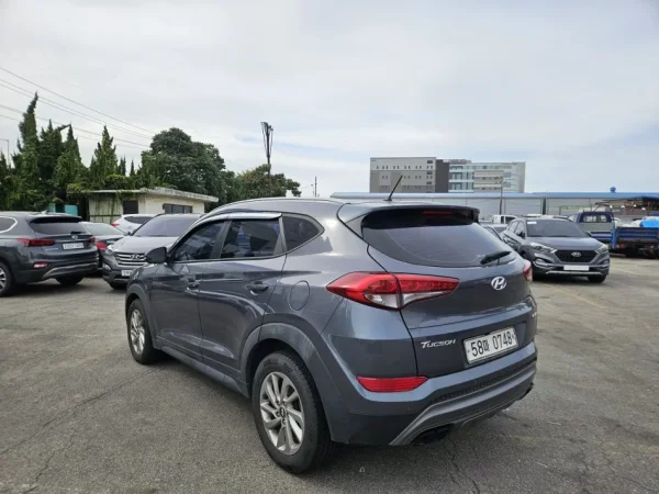 Tirane, shes SUV Hundayi Tucson 2015 2.0 TDI Nafte, gri e erret automatik 12500 €