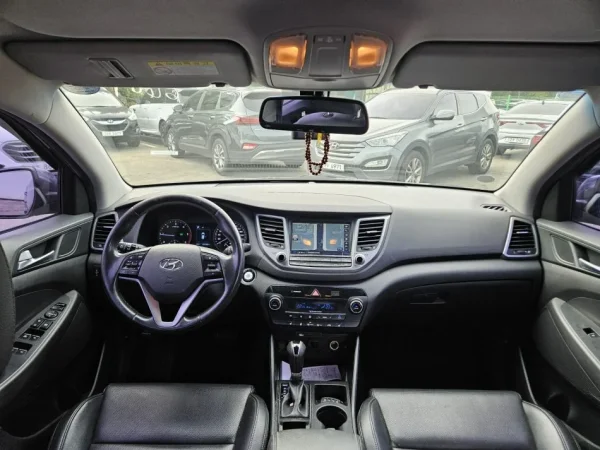 Tirane, shes SUV Hundayi Tucson 2015 2.0 TDI Nafte, gri e erret automatik 12500 €