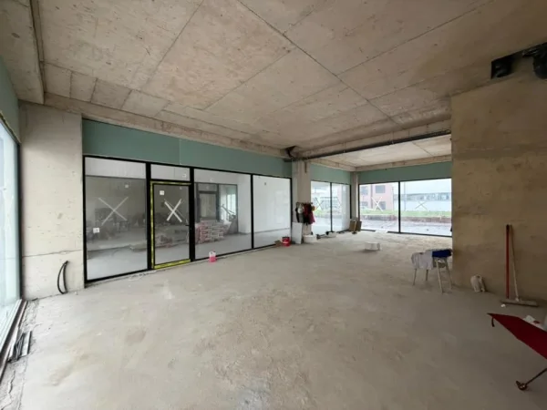 Tirane, jepet me qera ambjent biznesi Kati 0, 103 m² (Univers City.)