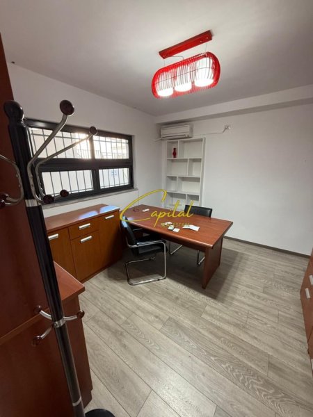 Tirane, jepet me qera zyre Kati 2, 16 m² 350 € (QENDER)