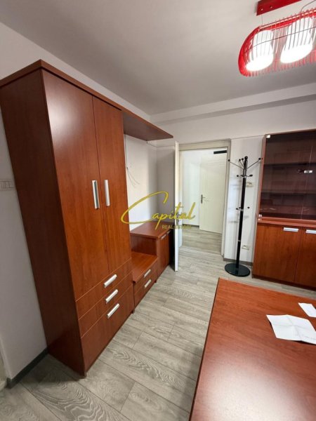 Tirane, jepet me qera zyre Kati 2, 16 m² 350 € (QENDER)