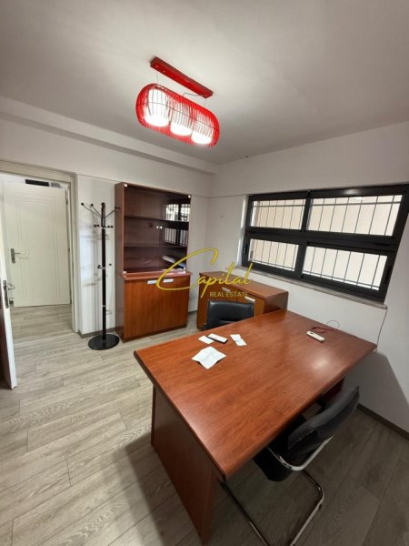 Tirane, jepet me qera zyre Kati 2, 16 m² 350 € (QENDER)