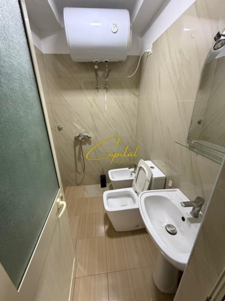 Tirane, jepet me qera zyre Kati 2, 16 m² 350 € (QENDER)