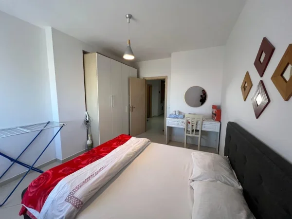 Tirane, jepet me qera apartament 1+1+Ballkon Kati 8, 65 m² 500 € (Yzberisht)
