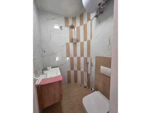 Tirane, jepet me qera 2+1+Ballkon Kati 8, 130 m² 700 € 