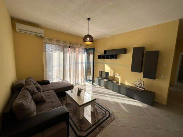 Tirane, jepet me qera apartament 2+1+Ballkon Kati 3, 107 m² 670 € 