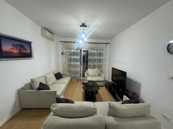 Tirane, jepet me qera 2+1+Ballkon , 100 m² 850 € 