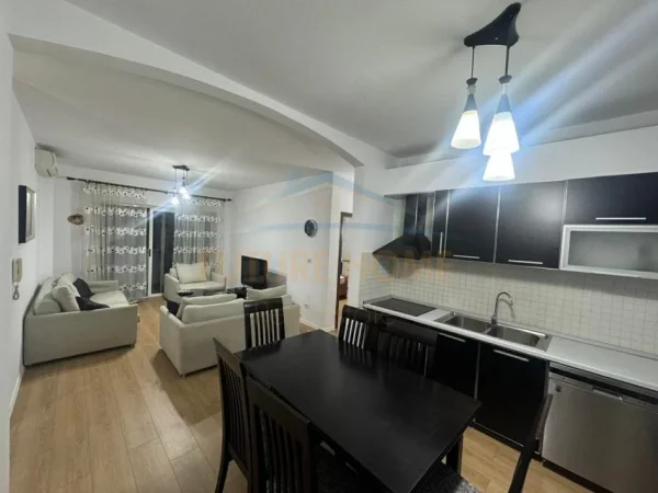 Tirane, jepet me qera 2+1+Ballkon , 100 m² 850 € 