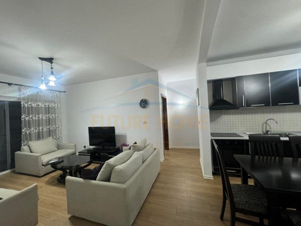 Tirane, jepet me qera 2+1+Ballkon , 100 m² 850 € 