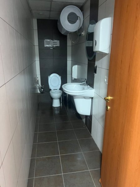 Tirane, jepet me qera zyre Kati 10, 240 m² 2.500 € (tek Selvia, tek Universiteti Aldent, Rruga e Dibres.)