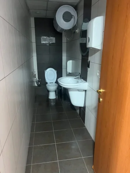 Tirane, jepet me qera zyre Kati 10, 240 m² 2.500 € (tek Selvia, tek Universiteti Aldent, Rruga e Dibres.)