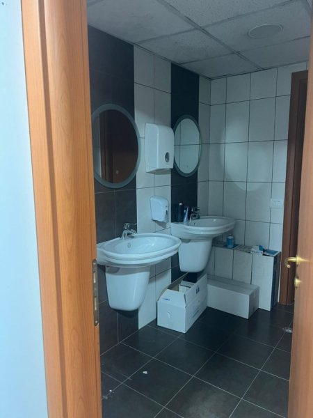 Tirane, jepet me qera ambjent biznesi Kati 10, 240 m² 2.500 € (tek Selvia, tek Universiteti Aldent, Rruga e Dibres.)