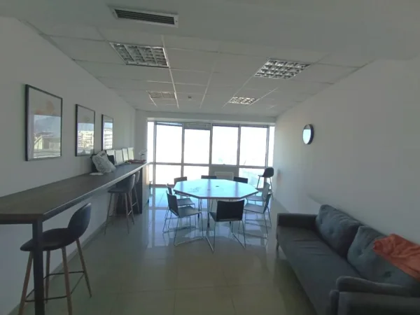 Tirane, jepet me qera ambjent biznesi Kati 10, 240 m² 2.500 € (tek Selvia, tek Universiteti Aldent, Rruga e Dibres.)