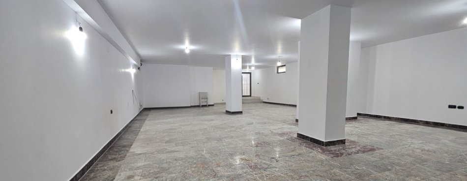 Tirane, jepet me qera ambjent biznesi Kati 0, 200 m² 3.000 € (Rruga Sami Frashëri)