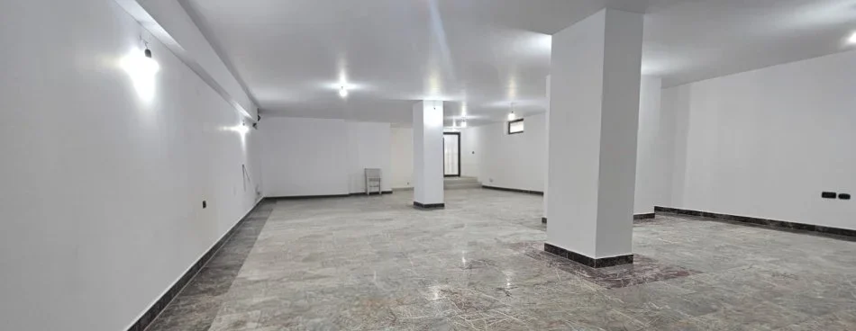 Tirane, jepet me qera ambjent biznesi Kati 0, 200 m² 3.000 € (Rruga Sami Frashëri)