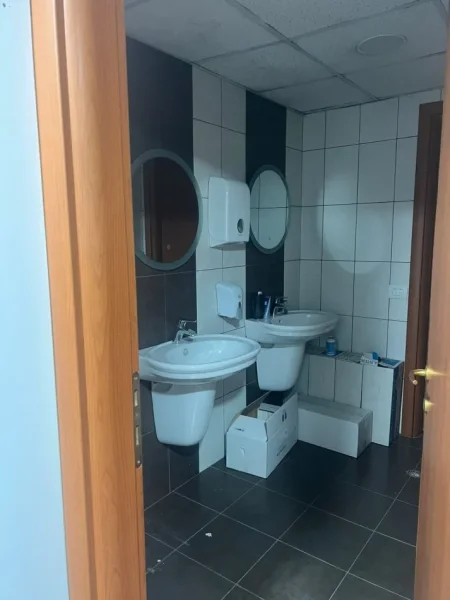 Tirane, jepet me qera zyre Kati 10, 240 m² 2.500 € (tek Selvia, tek Universiteti Aldent, Rruga e Dibres.)