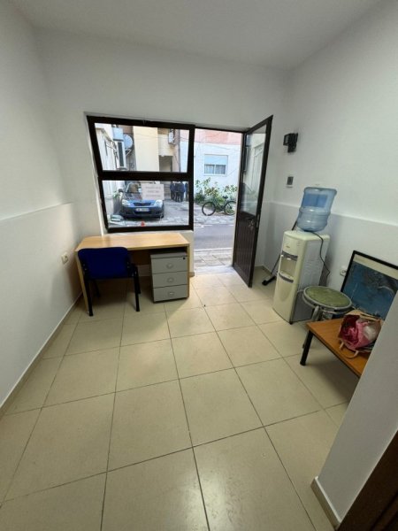 Tirane, jepet me qera dyqan Kati 0, 12 m² 300 € (RRUGA FORTUZI)