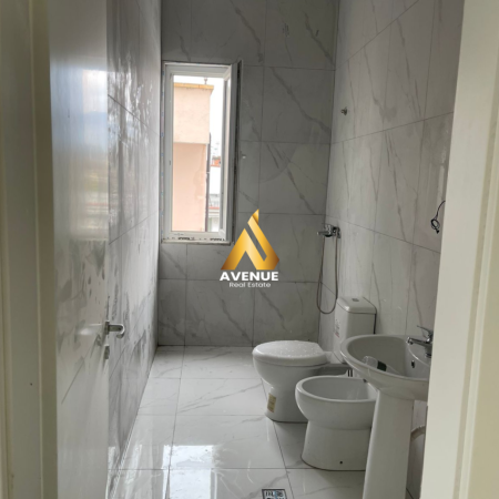 Tirane, jepet me qera ambjent biznesi Kati 1, 70 m² 450 € (bulevardi blu)