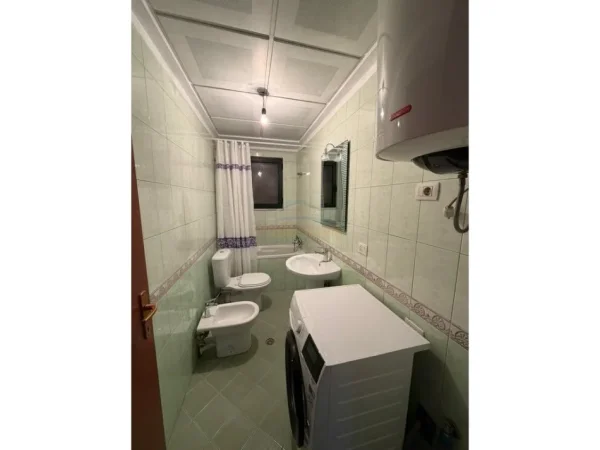 Tirane, jepet me qera apartament 2+1+Ballkon Kati 6, 104 m² 900 € 