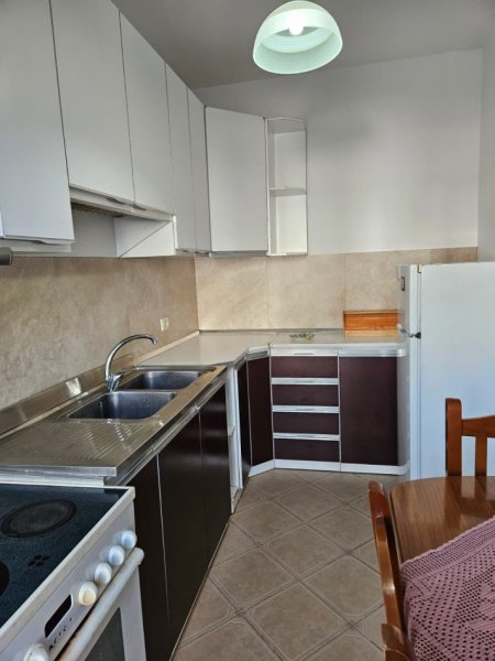 Tirane, jepet me qera apartament 1+1+Ballkon Kati 2, 60 m² 400 € (KODRA E DIELLIT)
