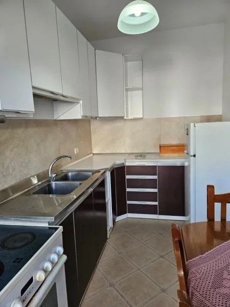 Tirane, jepet me qera apartament 1+1+Ballkon Kati 2, 60 m² 400 € (KODRA E DIELLIT)