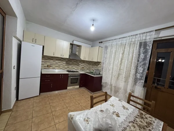 Tirane, jepet me qera apartament 2+1+Aneks+Ballkon Kati 2, 125 m² 450 € (XHAMLLIKU)
