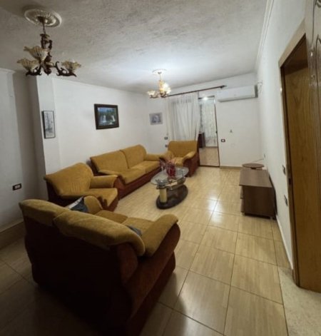 Tirane, jepet me qera apartament 2+1+Ballkon Kati 2, 125 m² 450 € (Xhamllik)