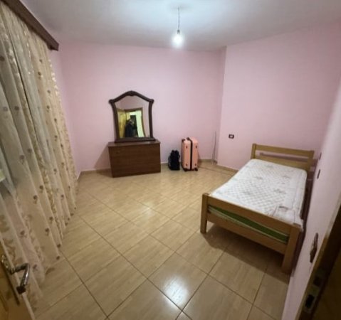 Tirane, jepet me qera apartament 2+1+Ballkon Kati 2, 125 m² 450 € (Xhamllik)