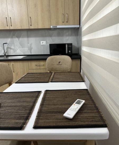 Tirane, jepet me qera apartament 1+1+Ballkon Kati 1, 65 m² 450 € (ALI DEMI)