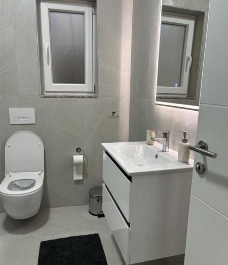 Tirane, jepet me qera apartament 1+1+Ballkon Kati 1, 65 m² 450 € (ALI DEMI)