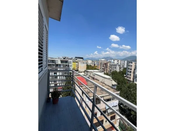 Tirane, jepet me qera apartament 2+1+Ballkon Kati 8, 95 m² 700 € 