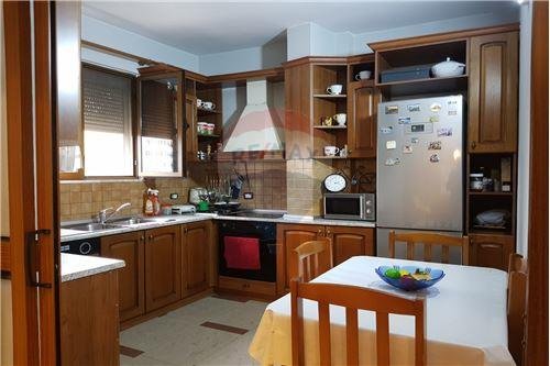 Tirane, jepet me qera apartament 4+1+BLK Kati 2, 150 m² 800 Euro (Medrese Rruga e Dibres)