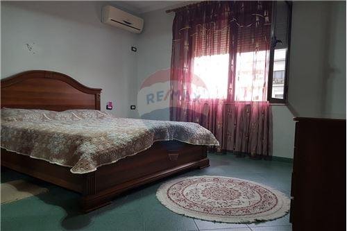 Tirane, jepet me qera apartament 4+1+BLK Kati 2, 150 m² 800 Euro (Medrese Rruga e Dibres)