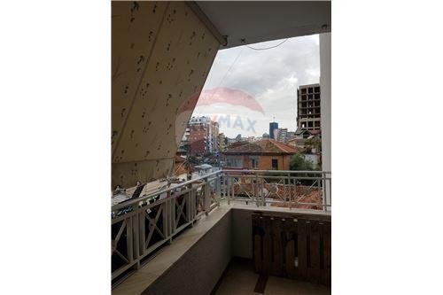 Tirane, jepet me qera apartament 4+1+BLK Kati 2, 150 m² 800 Euro (Medrese Rruga e Dibres)