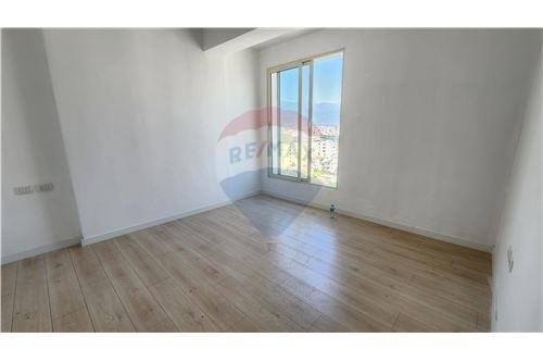 Tirane, shitet apartament 2+1+BLK Kati 8, 88 m² 135.000 Euro (Fusha e Avacionit)