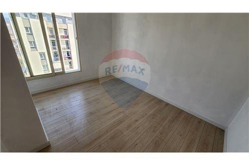 Tirane, shitet apartament 2+1+BLK Kati 8, 88 m² 135.000 Euro (Fusha e Avacionit)